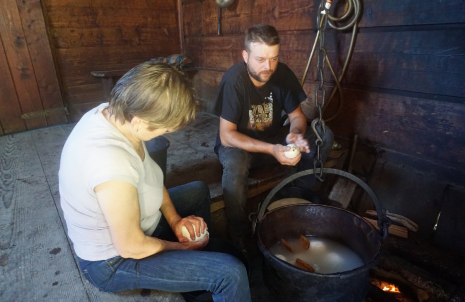 Fotografia przedstawia rodzinę Olejarzy z Pienin wyrabiającą owcze sery na szałasie w Bacówce u Jasia.