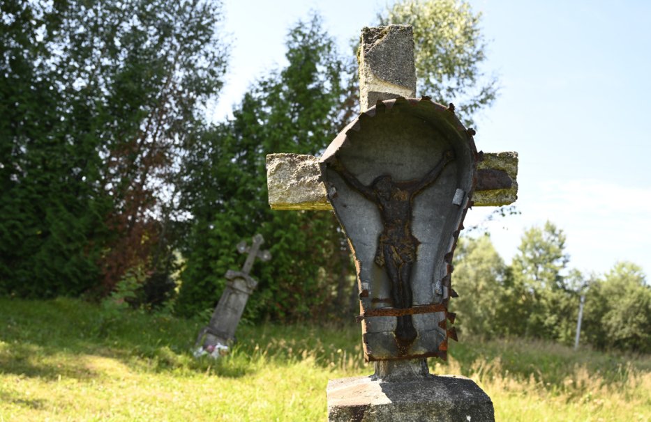 Betonowy pomnik z krzyżem i żeliwnym krucyfiksem, Hoszowczyk