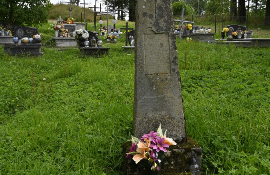 Kamienny  obelisk z wyrytym krzyżem, Lutowiska